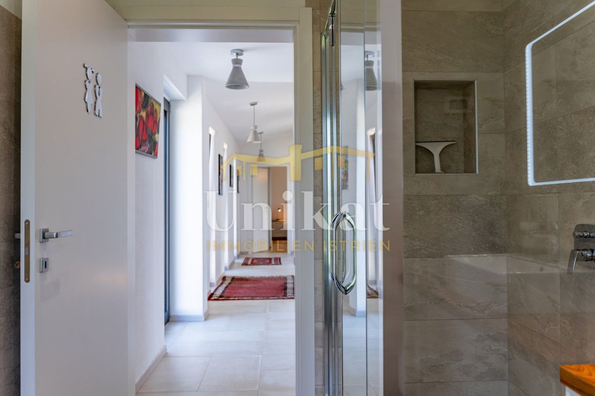 Luksuzna hiša z garažo v kleti - 3 km do morja